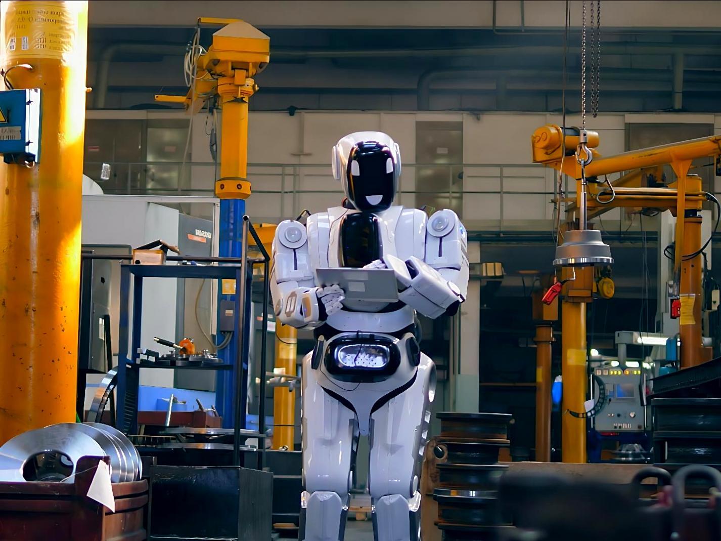 Teilnehmerin bei der Arbeit an einem KI-Projekt